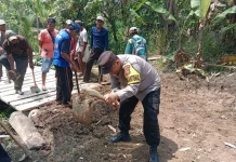Bhabinkamtibmas Polsek Pugung Bersama Warga Gotong Royong Perbaiki Jembatan