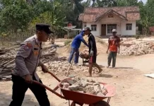 Bripka Faisal Bantu Warga Bangun Pondasi Rumah