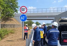 Pastikan Keselamatan, Pengelola Tol Bakter Rutin Periksa Rambu dan Marka Jalan