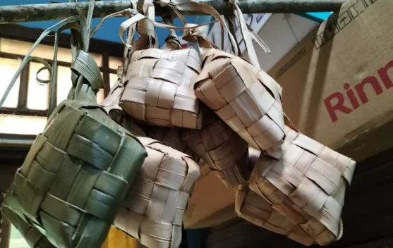 Jangan Langsung Disimpan! Ini Sebab Ketupat Wajib Digantung usai Dimasak