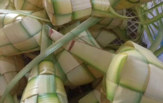 Tradisi Membuat Ketupat Menjelang Lebaran Tetap Lestari