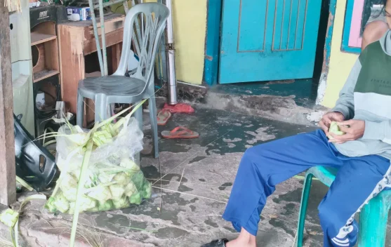 Perajin Kulit Ketupat Banjir Pesanan jelang Idul Fitri