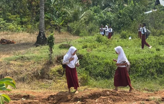 Mimpi Anak Way Haru Terbentur Akses dan Layanan Dasar