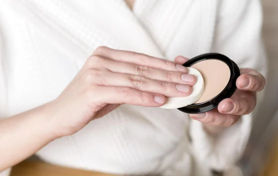 Sekali Oles Langsung Glowing? Foundation Balm Jadi Makeup Viral yang Lagi Diburu Ce