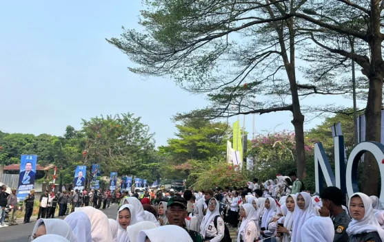 Warga Antusias Sambut Kedatangan Presiden Prabowo di Lampung