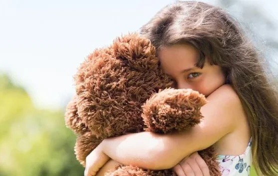 Anak Pemalu dan Pendiam? Orang Tua Coba Kenali 6 Penyebabnya
