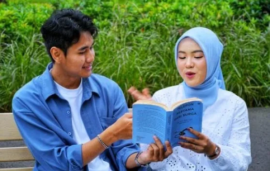 Menjamurnya Komunitas "BookTok" di Dunia Nyata: Kebangkitan Minat Baca Fisik Remaja
