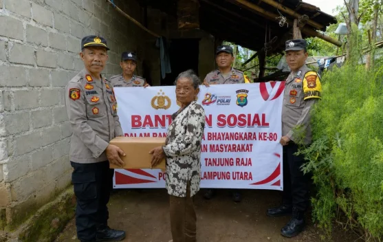 Polsek Tanjung Raja Salurkan Bantuan Sosial kepada Masyarakat