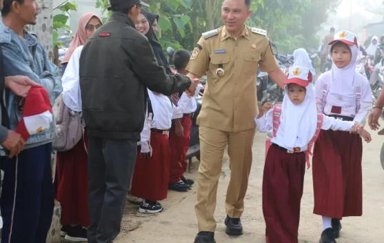 Bupati Lampung Barat Ikut Gerakan Ayah Mengantar Anak di Hari Pertama Sekolah