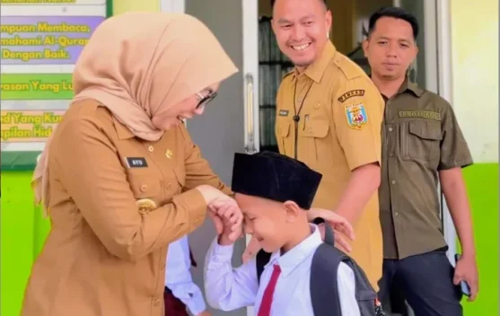 Bupati Way Kanan Pantau Langsung Gerakan Ayah Mengantar Anak Sekolah