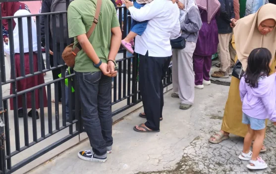 Hari Pertama Sekolah, Para Ayah Turut Mendampingi Anak