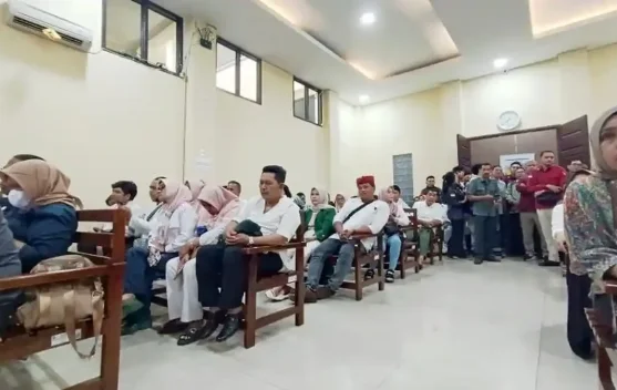 Pengunjung Pengadilan Negeri Berdesakan Ingin Menyaksikan Vonis Dendi