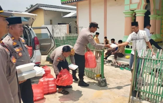 Wujud Kepedulian dan Kebersamaan, Polsek Seputih Raman Bagikan 400 Nasi Kotak