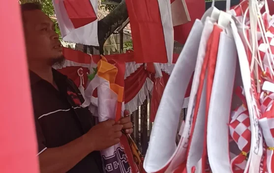 Pedagang Bendera di Bandar Lampung Keluhkan Penurunan Omzet