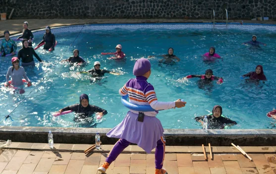 Tren Hydrotherapy untuk Lansia: Terapi Kesehatan Sendi Efektif di Air