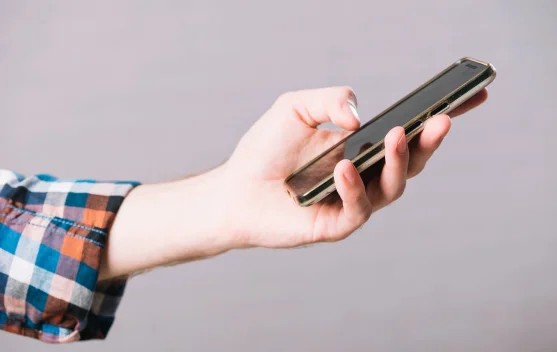 Terlalu Lama Pegang HP Picu Smartphone Pinky