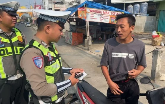 Tingkatkan Kedisiplinan Berlalu Lintas, Polres Pesawaran Tilang Online Handheld