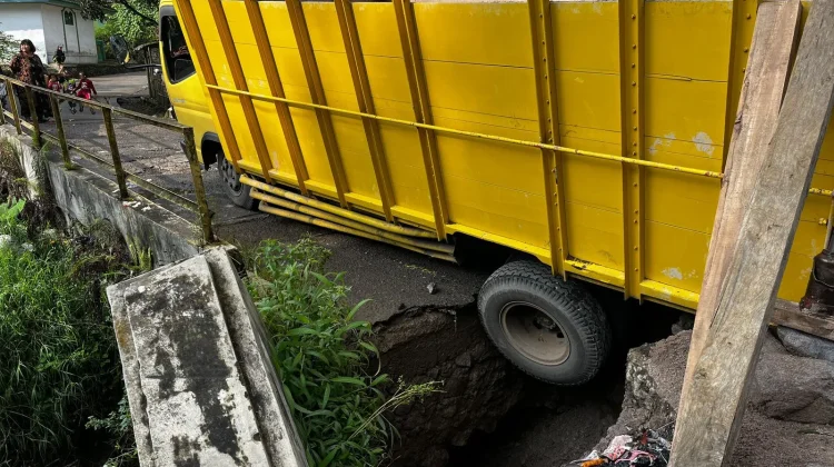 Truk Pengakut Pasir Terjebak di Jembatan Putus