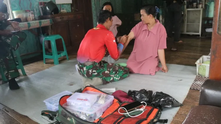 Tim Kesehatan Kodim 0624 TMMD-127 Tangani Warga Cedera