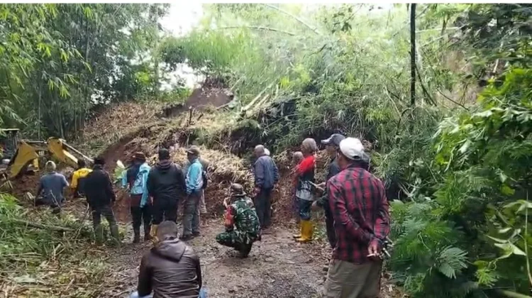 Longsor Tutup Akses Penghubung Antar  Desa