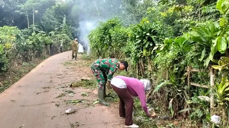 Peduli Lingkungan, Babinsa Gelar Karya Bakti Bersih-bersih Jalan