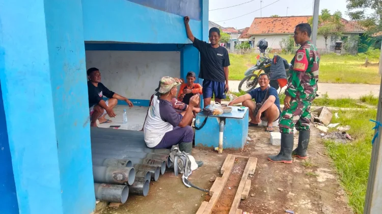 Babinsa Ajak Warga Jaga dan Memelihara Fasilitas Pamsismas
