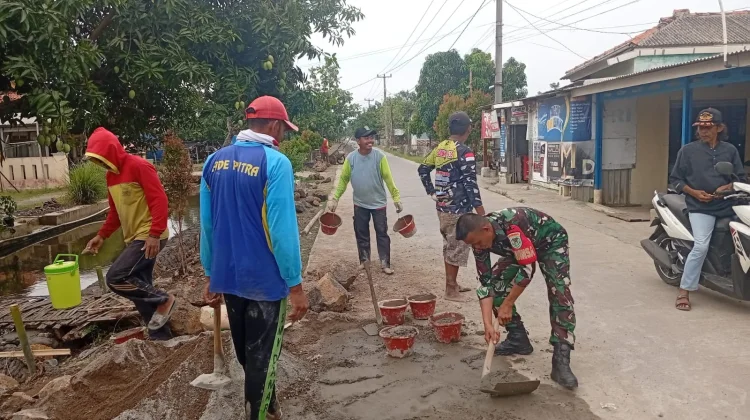 Babinsa Gotongroyong Bersama Warga  Perbaiki Tanggul Penahan ROB