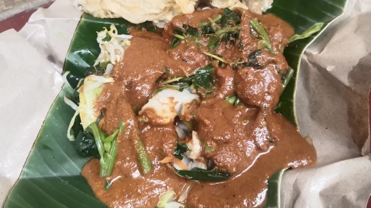 Lontong Pecel : Makanan Tradisional yang Masih Disuka