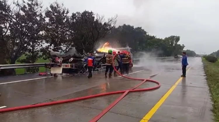 Sebuah Tanki Terbakar di Ruas Tol Cipali