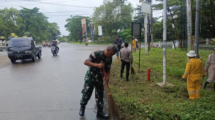 Babinsa Ajak Warga Jaga Lingkungan agar Tetap Bersih