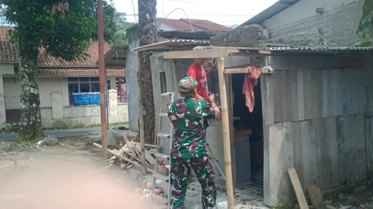 Kepedulian Babinsa Koramil Cijambe, Bantu Perbiki Rumah Warga