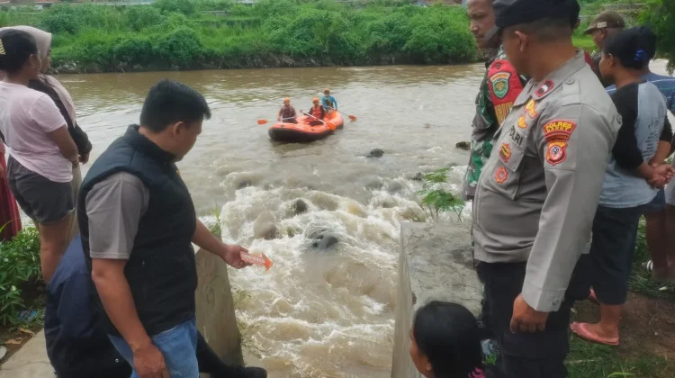 Tim SAR Gabungan Cari Anak Hanyut di Sungai Cimanuk