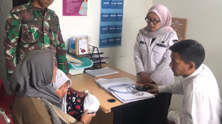 Satgas TMMD Dampingi Layanan Kesehatan di Cipelah