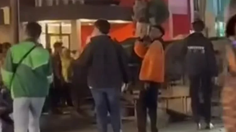 Tersangkut Pohon, Mobil Boks Oleng di Gatsu Senggol Satu Mobil Lain