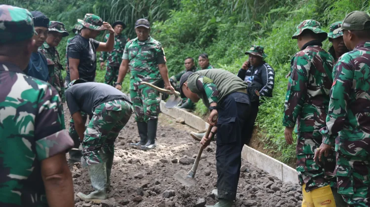 TMMD Ke-127 Kodim 0624 Kebutan Pengecoran Jalan Rancabali