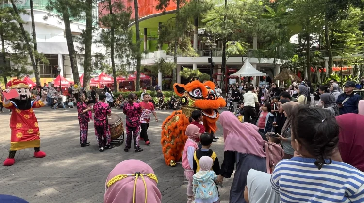 Pertunjukan Barongsai Temani Warga Ngabuburit di Ciwalk