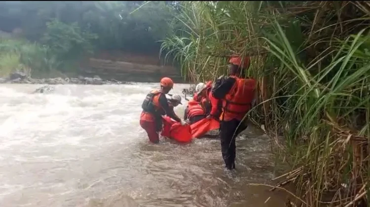 Tim SAR Temukan Korban Terbawa Arus Sungai Cimanuk