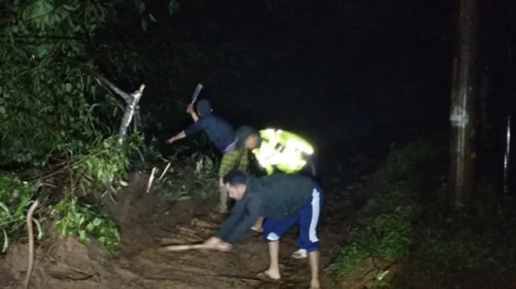 Longsor Tutup Akses Jalan di Banjarwangi