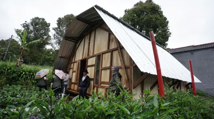 Rektor ITB Serahkan Rumah Huntara untuk Korban Longsor Pasirlangu