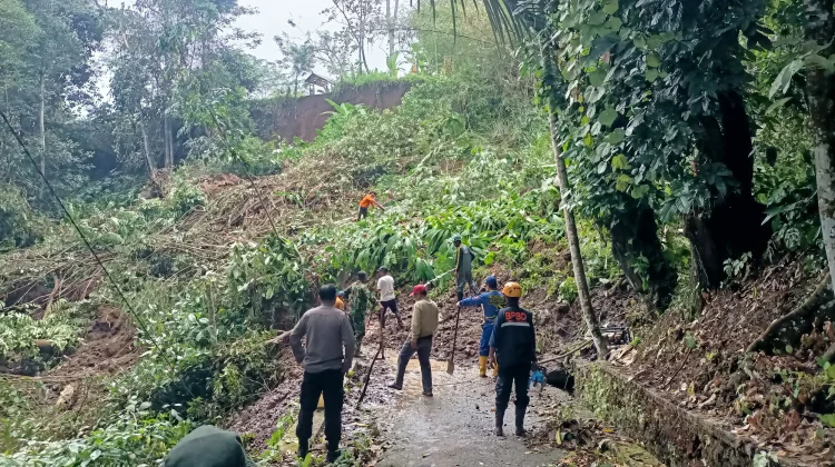 Jalan Penghubung Kecamatan di Tasikmalaya Masih Tertutup Longsor