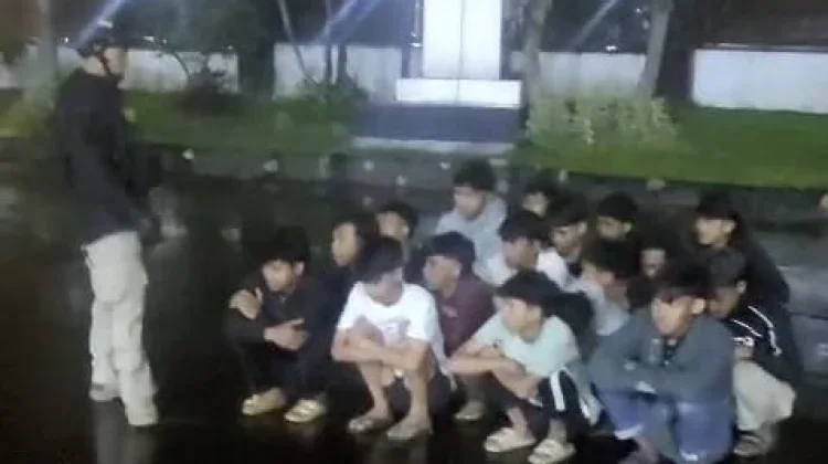 Patroli Sahur Polrestabes Bandung, Amankan Belasan Pemuda Dengan Dua Parang