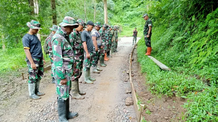 Puluhan Personel TMMD-127 Siap Percepat Pengecoran Jalan Kampung