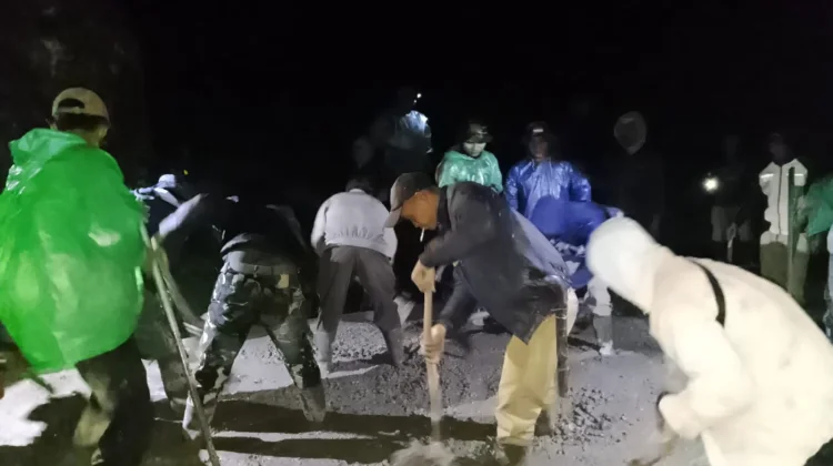 TMMD Kodim/0624, Kebut Cor Jalan Desa hingga Malam