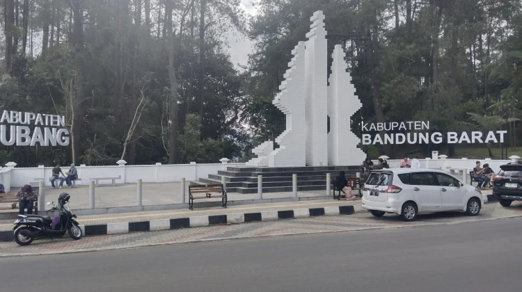 Ngabuburit di Gapura Perbatasan Subang dan KBB