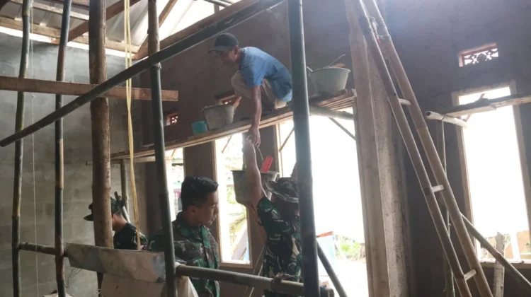 TMMD Kodim/0624 Bersama Warga Bangun RTLH Ibu Lis