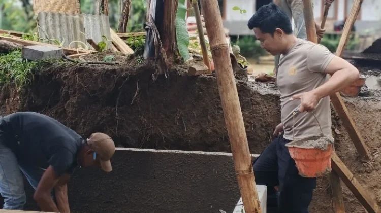 Warga Bersama Polres Cianjur Bantu Rehab Rumah Encih