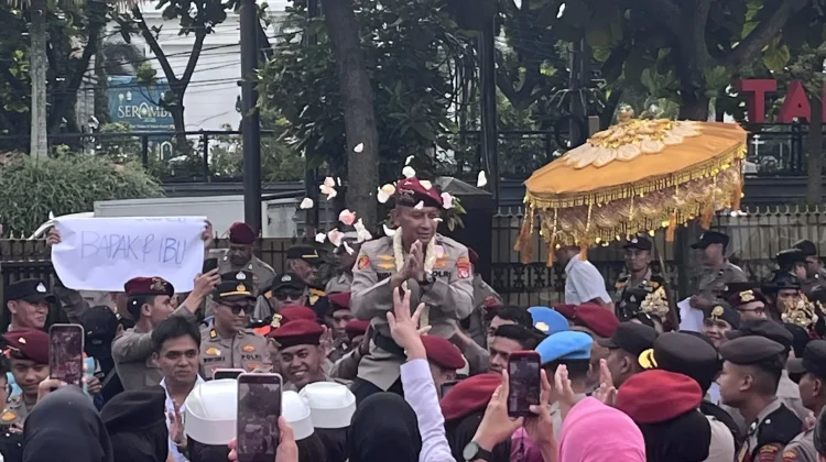 Suasana Haru Iringi Langkah Pelepasan Kapolrestabes Bandung Budi Sartono