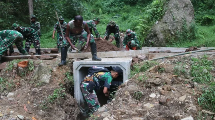 Satgas TMMD Kodim/0624 Gotong Royong Bangun Drainase Desa