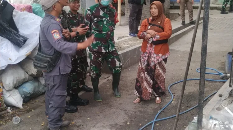 Kolaborasi Kelurahan Gempolsari dan Kodim/0618, Ubah Limbah jadi Paving Blok