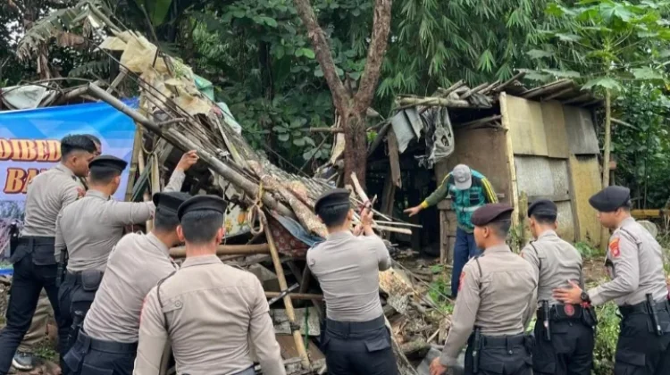Polresta Bandung Kembali Bangun Rutilahu  Milik Warga di Pameungpeuk
